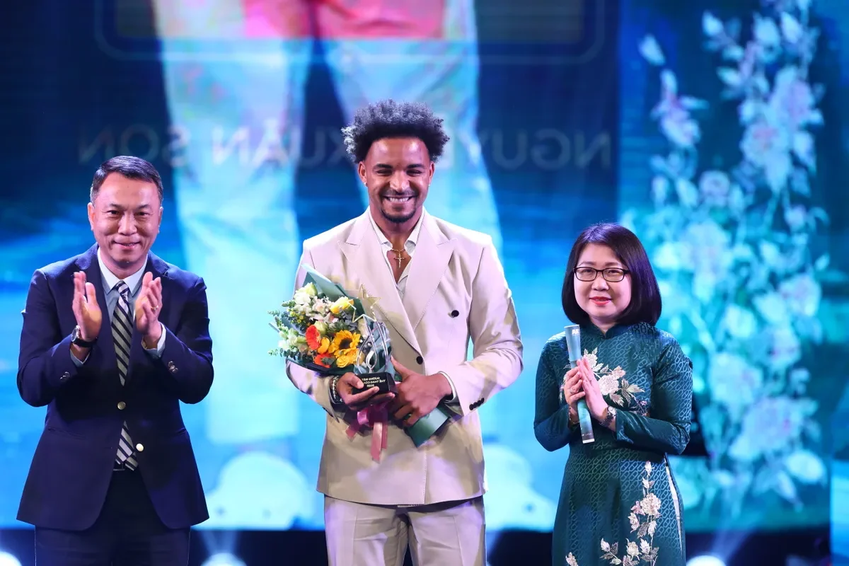 Cong Hien Music Awards: Tung Duong Reigns Supreme as Soobin Achieves Incredible Hattrick