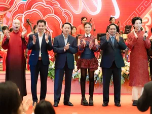 Vietnamese Singer Achieves Sudden Stardom in China After 12-Year Career Struggle - image 6