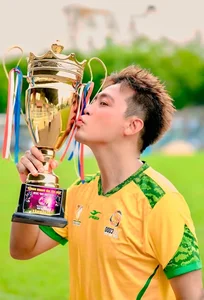 Vietnamese Celebrity Updates: Phuong Oanh's New Look and Viet Huong's Anniversary - image 25