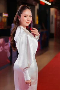 Vietnamese Celebrity Updates: Phuong Oanh's New Look and Viet Huong's Anniversary - image 6