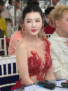 Vietnamese Celebrity Updates: Phuong Oanh's New Look and Viet Huong's Anniversary - image 21