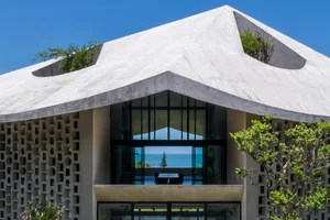 The Unique Kaleidoscope Glass Building Nestled Between Mountains and Sea - image 4