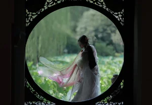 YiTuYu Art Language Vol.5240: Nu Li Hua Zhuang De Sui Sui Photography Gallery - image 1