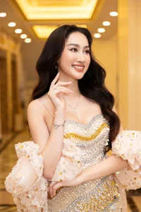 Doan Hong Trang Looks Breathtaking in Exclusive Tommy Nguyen Collection - image 2