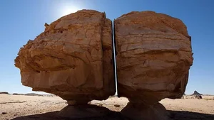 The Mystery of Al Naslaa: Saudi Arabia's Perfectly Split Sandstone Rock - image 5
