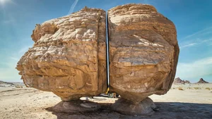 The Mystery of Al Naslaa: Saudi Arabia's Perfectly Split Sandstone Rock - image 4