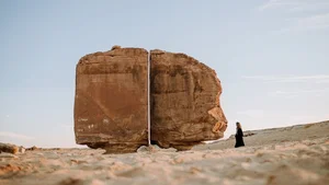 The Mystery of Al Naslaa: Saudi Arabia's Perfectly Split Sandstone Rock - image 7