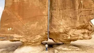 The Mystery of Al Naslaa: Saudi Arabia's Perfectly Split Sandstone Rock - image 8