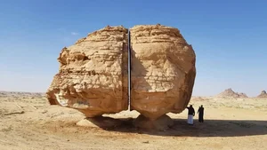 The Mystery of Al Naslaa: Saudi Arabia's Perfectly Split Sandstone Rock - image 3