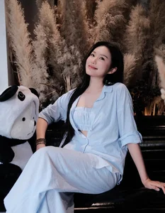 Stunning Vietnamese WAGs Turn Heads During Glamorous Cafe Hangout - image 1