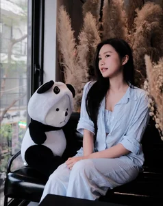Stunning Vietnamese WAGs Turn Heads During Glamorous Cafe Hangout - image 0