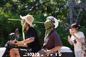 Creative Eco-Friendly Lotus Leaf Masks Go Viral in China for Their Unique DIY Design - image 2
