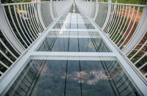 Vietnam's Bach Long Glass Bridge: The World's Newest Record Holder - image 7