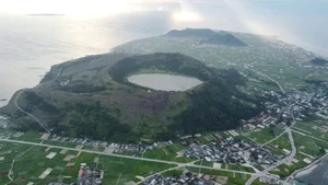 Thoi Loi Lake: The Stunning Freshwater Jewel atop Ly Son's Volcano - image 6