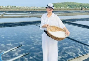 Experiencing the Salt Fields of Sa Huynh: A Day in the Life of a Farmer - image 7