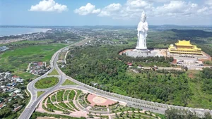 The Transformation of Quang Ngai Coastal Road Boosts Central Vietnam Tourism - image 0