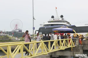 Quang Ninh Welcomes 4,500 Indian Tourists with Spectacular Lion Dance - image 1