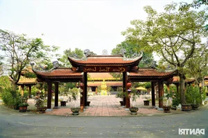 Stunning Giant Temple Gate Becomes a Must-Visit Tet Destination - image 9