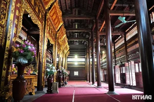 Stunning Giant Temple Gate Becomes a Must-Visit Tet Destination - image 5
