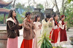 Stunning Giant Temple Gate Becomes a Must-Visit Tet Destination - image 6