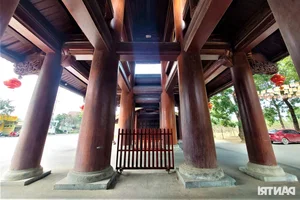 Stunning Giant Temple Gate Becomes a Must-Visit Tet Destination - image 10