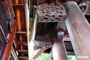 Stunning Giant Temple Gate Becomes a Must-Visit Tet Destination - image 4