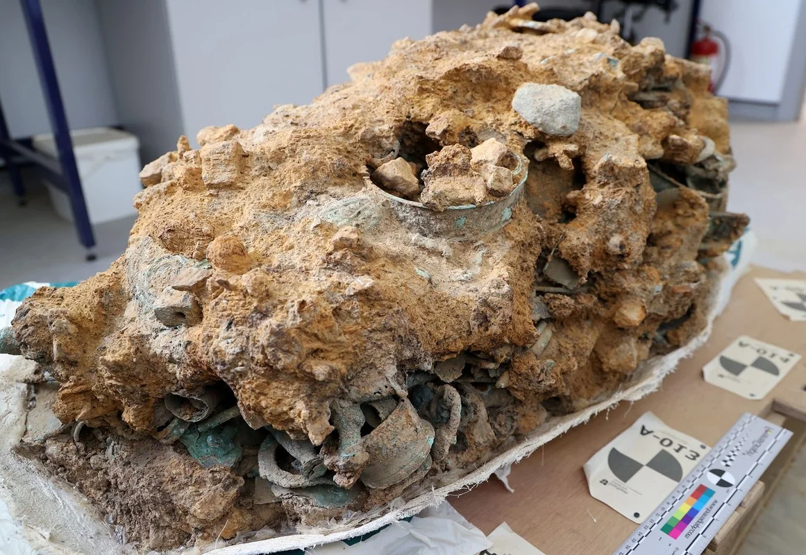 Stunning Treasure: Over 800 Ancient Artifacts Revealed in Secret Unveiling