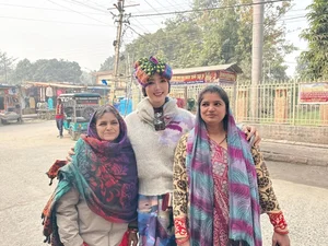 Miss Vietnam Dieu Hoa Celebrates 30th Wedding Anniversary with Indian Husband - image 2