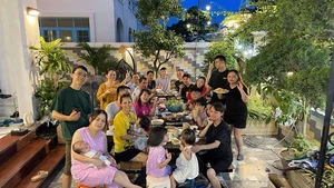 Hanoi Family Goes Viral for Bringing a Full 'Grocery Store' to Ha Long Vacation - image 2