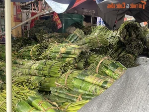 Inside Hanoi's Largest Dong Leaf Market Bustling for Tet Holiday - image 1