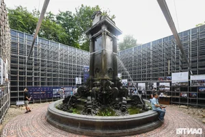 Giant 3D Mirror Installation Captivates Visitors in Hanoi Flower Garden - image 5