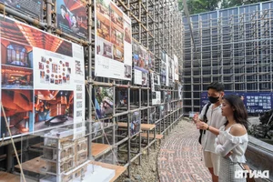 Giant 3D Mirror Installation Captivates Visitors in Hanoi Flower Garden - image 25