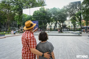 Giant 3D Mirror Installation Captivates Visitors in Hanoi Flower Garden - image 1