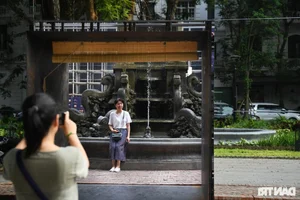 Giant 3D Mirror Installation Captivates Visitors in Hanoi Flower Garden - image 6