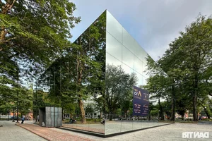 Giant 3D Mirror Installation Captivates Visitors in Hanoi Flower Garden - image 14