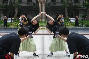 Giant 3D Mirror Installation Captivates Visitors in Hanoi Flower Garden - image 17