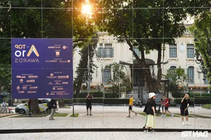 Giant 3D Mirror Installation Captivates Visitors in Hanoi Flower Garden - image 24