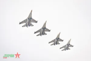 Awe-Inspiring Training: Su-30MK2 Fighters and Military Helicopters - image 8