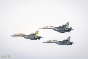 Awe-Inspiring Training: Su-30MK2 Fighters and Military Helicopters - image 5