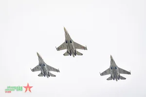 Awe-Inspiring Training: Su-30MK2 Fighters and Military Helicopters - image 7