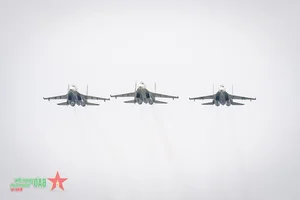 Awe-Inspiring Training: Su-30MK2 Fighters and Military Helicopters - image 11