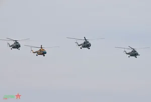 Awe-Inspiring Training: Su-30MK2 Fighters and Military Helicopters - image 2