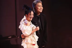 Hong Nhung Reimagines Hanoi Memories with Iconic Loudspeakers at Live Concert - image 2