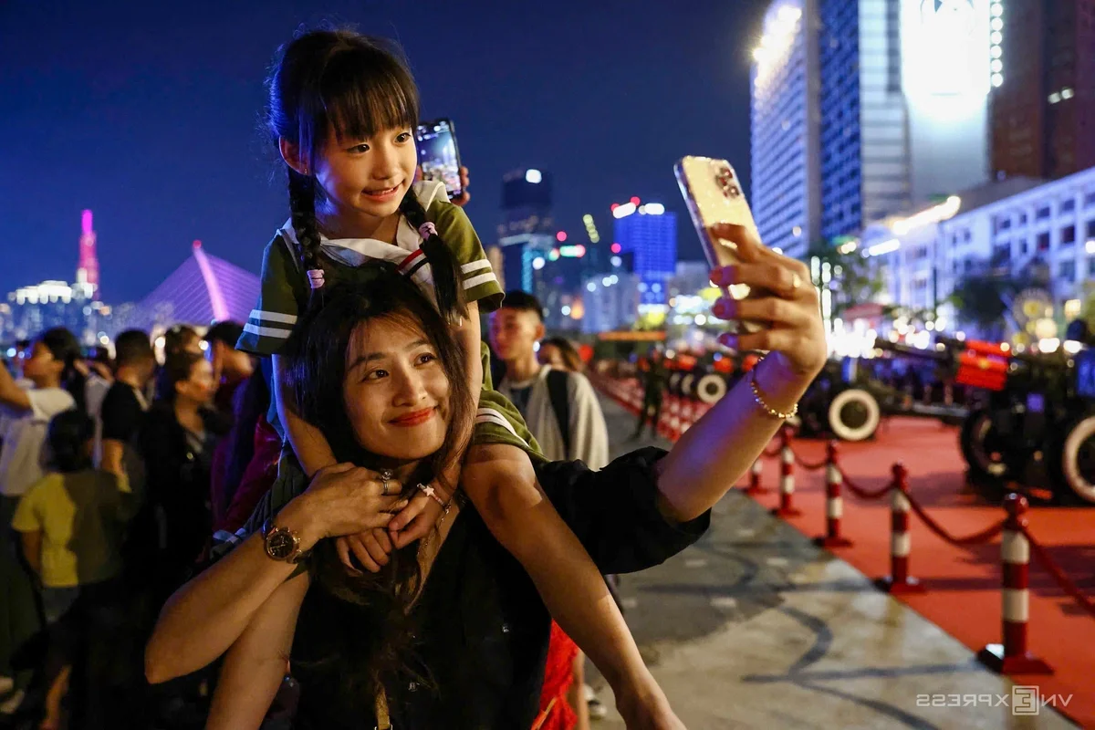 Crowds Flock to Ben Bach Dang to Witness Fireworks Celebrating 50 Years of Reunification