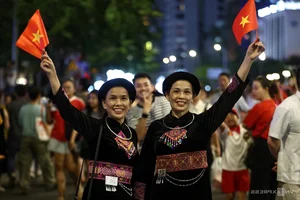 Crowds Flock to Ben Bach Dang to Witness Fireworks Celebrating 50 Years of Reunification - image 3