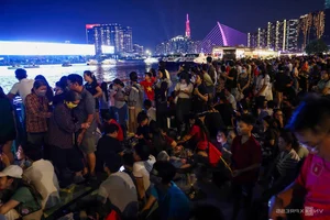 Crowds Flock to Ben Bach Dang to Witness Fireworks Celebrating 50 Years of Reunification - image 5