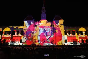 Crowds Flock to Ben Bach Dang to Witness Fireworks Celebrating 50 Years of Reunification - image 2
