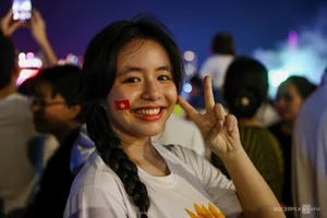 Crowds Flock to Ben Bach Dang to Witness Fireworks Celebrating 50 Years of Reunification - image 6