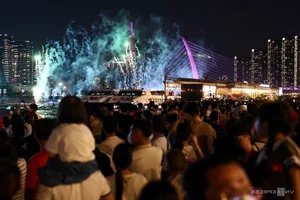 Crowds Flock to Ben Bach Dang to Witness Fireworks Celebrating 50 Years of Reunification - image 7