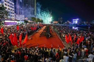 Crowds Flock to Ben Bach Dang to Witness Fireworks Celebrating 50 Years of Reunification - image 4